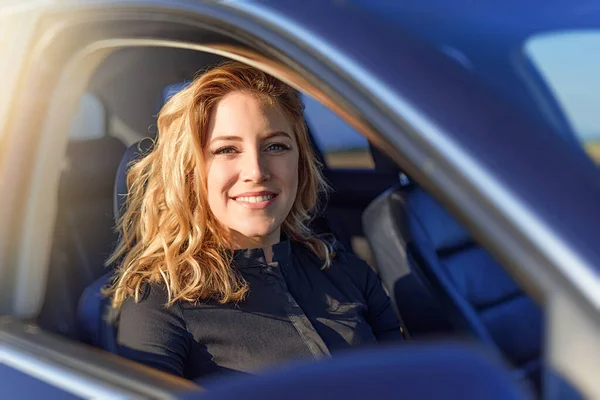 Vacker Blond Kvinna Som Kör Bil Ung Kvinna Bil — Stockfoto
