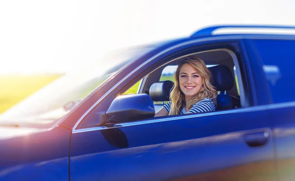 Όμορφη Ξανθιά Γυναίκα Οδηγεί Αυτοκίνητο Νεαρή Γυναίκα Αυτοκίνητο — Φωτογραφία Αρχείου