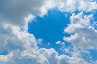 Bulutlu mavi gökyüzü arkaplanı. Gökyüzü bulutları arka plan.