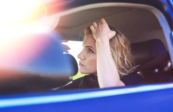 Ελκυστική Γυναίκα Οδηγός Στο Αυτοκίνητο Κοιτάζοντας Στον Καθρέφτη Του Αυτοκινήτου — Φωτογραφία Αρχείου
