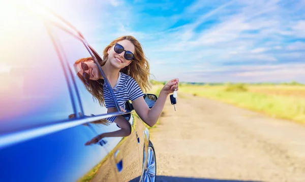 Güzel Sarışın Bir Kadın Elinde Bir Araba Anahtarı Tutuyor Kadın — Stok fotoğraf