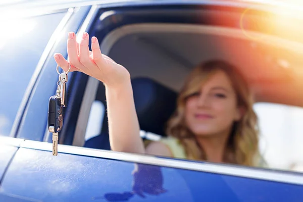 美しいブロンドの女性が車の鍵を手に持っている 女車運転者 — ストック写真