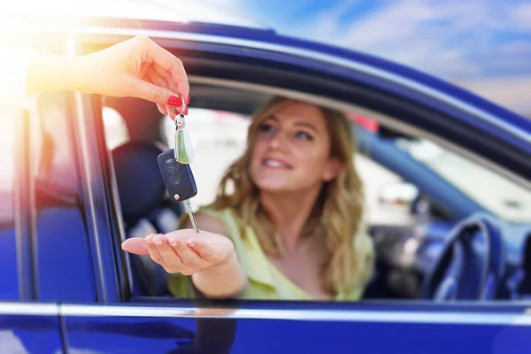 Bir Kadının Eli Arabanın Anahtarını Verir Araba Almak Kiralamak — Stok fotoğraf