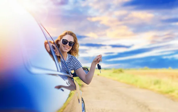 Een Mooie Blonde Vrouw Heeft Een Autosleutel Haar Hand Vrouwelijke — Stockfoto