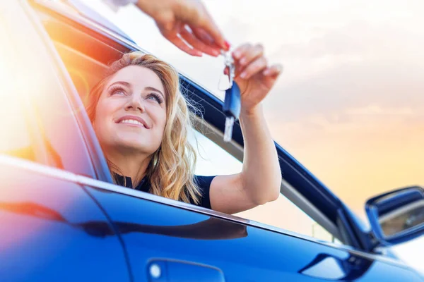Bir Kadının Eli Arabanın Anahtarını Verir Araba Almak Kiralamak — Stok fotoğraf