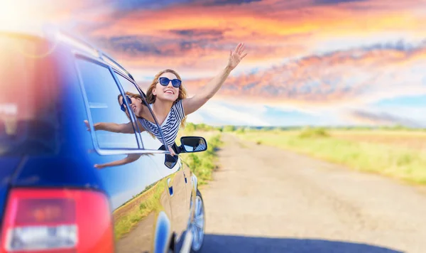 Güzel Sarışın Kadın Araba Kullanıyor Arabadaki Genç Kadın — Stok fotoğraf