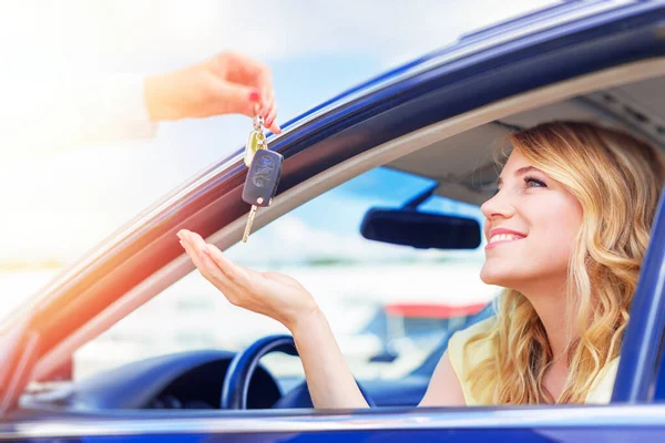 Ένα Γυναικείο Χέρι Δίνει Κλειδί Του Αυτοκινήτου Αγορά Αυτοκινήτου Ενοικίαση — Φωτογραφία Αρχείου
