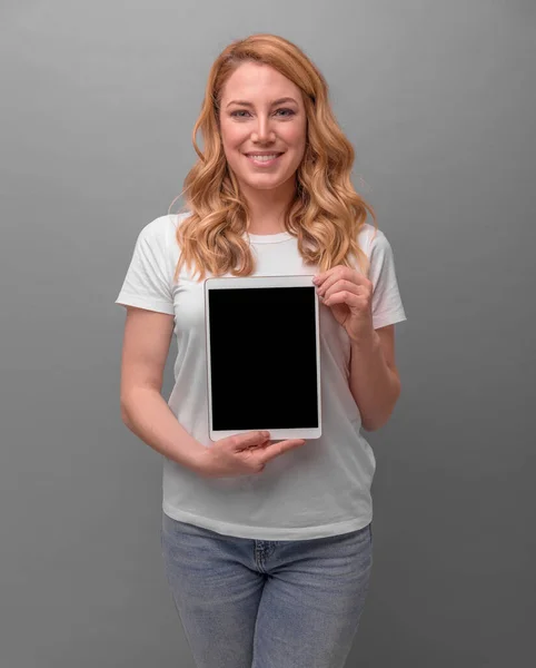 Mladá Žena Drží Rukou Tablet Počítačem — Stock fotografie