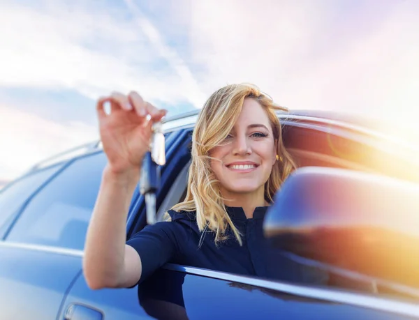 Beautiful Blonde Woman Holds Car Key Her Hand Woman Car — Stock Photo, Image