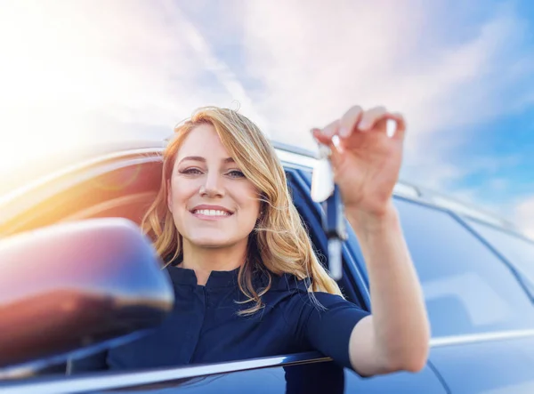 美しいブロンドの女性が車の鍵を手に持っている 女車運転者 — ストック写真