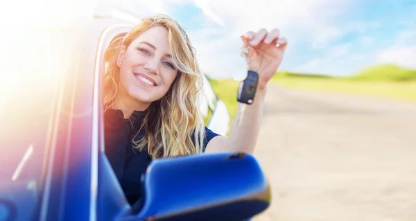 Piękna Blondynka Trzyma Ręku Kluczyki Samochodu Kobieta Kierowca Samochodu — Zdjęcie stockowe