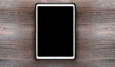 Eski ahşap arka planda tablet. Tahta bir masada beyaz dijital tablet