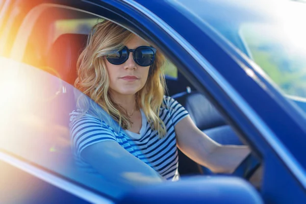 Smuk Blondine Kvinde Kører Bil Ung Kvinde Bil - Stock-foto