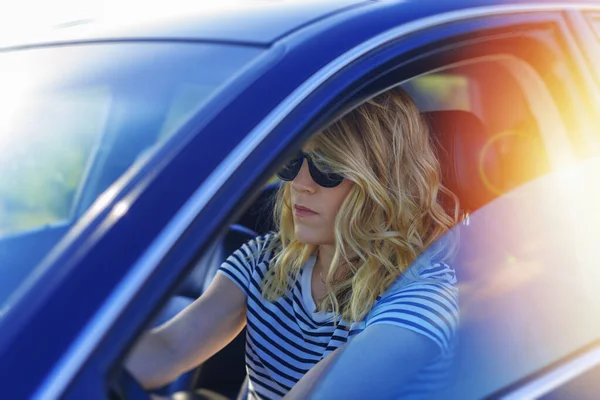 美しいブロンドの女性が車を運転する 車の中の若い女性 — ストック写真