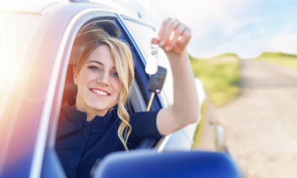 Vacker Blond Kvinna Håller Bilnyckel Handen Kvinnlig Bilförare — Stockfoto