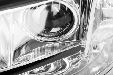 Beyaz bir arka plan üzerinde izole araba Far.