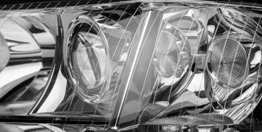 Beyaz bir arka plan üzerinde izole araba Far.