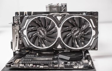 Uzhhorod, Ukrayna - 24 Ekim 2018: Ana kart Asus Rog Crosshair vii Hero ve soğutucu yüklü sessiz olun ve video kartı. Bir bilgisayar oluştur.