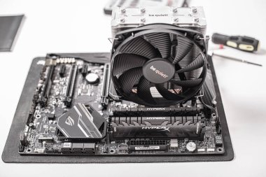 Uzhgorod, Ukrayna - 24 Ekim 2018: Ana kart Asus Rog Crosshair vii Hero ve RAM Kingston DDR4 HyperX Predator. Bir bilgisayar oluştur.