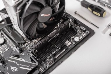Uzhgorod, Ukrayna - 24 Ekim 2018: Ana kart Asus Rog Crosshair vii Hero ve RAM Kingston DDR4 HyperX Predator. Bir bilgisayar oluştur.