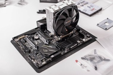 Uzhgorod, Ukrayna - 24 Ekim 2018: Ana kart Asus Rog Crosshair vii Hero ve RAM Kingston DDR4 HyperX Predator. Bir bilgisayar oluştur.