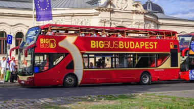 Budapeşte, Macaristan - 21 Temmuz 2023: Budapeşte, Macaristan sokaklarında turistik gezi otobüsü.