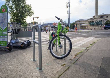 Budapeşte, Macaristan - 21 Temmuz 2023: Budapeşte, Macaristan 'da bisiklet kiralama.