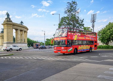 Budapeşte, Macaristan - 21 Temmuz 2023: Budapeşte, Macaristan sokaklarında turistik gezi otobüsü.