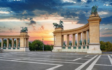 Budapeşte, Macaristan 'daki Kahramanlar Meydanı. Kahramanlar Meydanı 'ndaki Milenyum Anıtı.