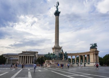 Budapeşte, Macaristan - 21 Temmuz 2023: Budapeşte, Macaristan 'daki Kahramanlar Meydanı. Heroes Meydanı, Pest 'te bulunan Macar başkentinin ünlü meydanlarından biridir..