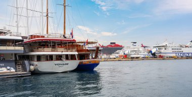 Split, Hırvatistan - 25 Temmuz 2023: Hırvatistan 'ın Split tatil beldesindeki tekneler.