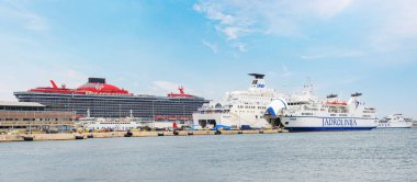 Split, Hırvatistan - 25 Temmuz 2023: Split kentindeki deniz feribotu. Hırvatistan 'daki deniz feribotları adalar arasındaki ana ulaşım aracı.