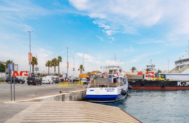 Split, Hırvatistan - 25 Temmuz 2023: Yazın Split tatil beldesinin seti.