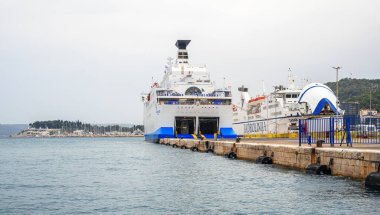 Split, Hırvatistan - 25 Temmuz 2023: Split kentindeki deniz feribotu. Hırvatistan 'daki deniz feribotları adalar arasındaki ana ulaşım aracı.