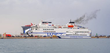 Split, Hırvatistan - 25 Temmuz 2023: Split kentindeki deniz feribotu. Hırvatistan 'daki deniz feribotları adalar arasındaki ana ulaşım aracı.