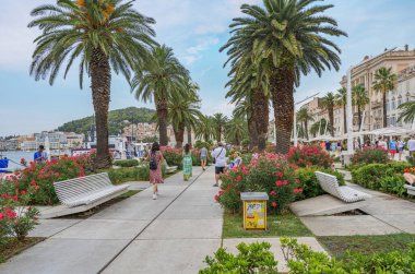 Split, Hırvatistan - 25 Temmuz 2023: Yazın Split tatil beldesinin seti.