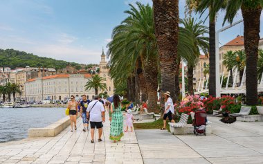 Split, Hırvatistan - 25 Temmuz 2023: Yazın Split tatil beldesinin seti.