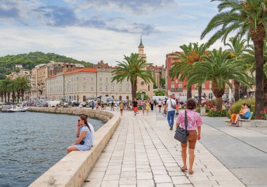 Split, Hırvatistan - 25 Temmuz 2023: Yazın Split tatil beldesinin seti.