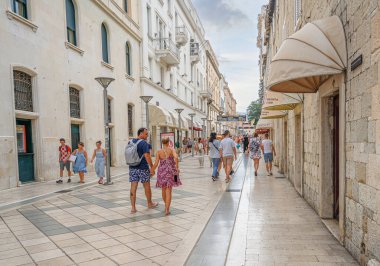 Split, Hırvatistan - 25 Temmuz 2023: Split sokaklarında turistler