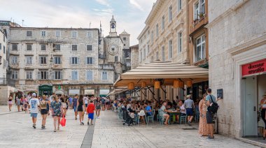 Split, Hırvatistan - 25 Temmuz 2023: Split sokaklarında turistler