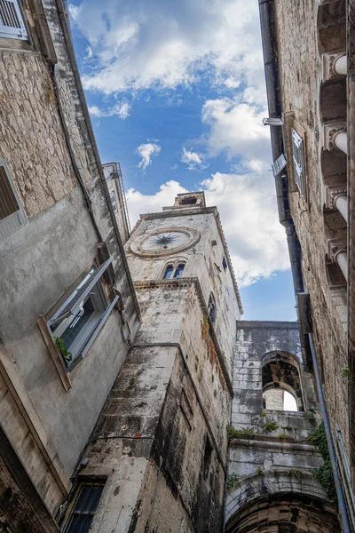 Şehrin merkezindeki Split 'te mermer antik Roma mimarisi. Hırvatistan 'ın Split kentinde antik binalar.