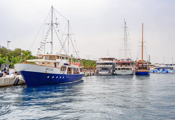 Split, Hırvatistan - 25 Temmuz 2023: Hırvatistan 'ın Split tatil beldesindeki tekneler.