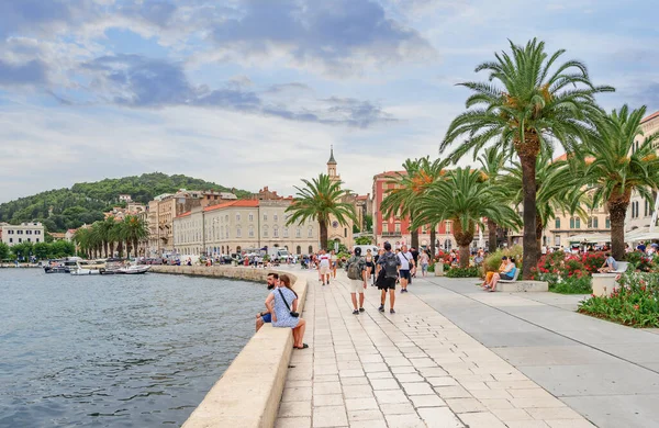 Split, Hırvatistan - 25 Temmuz 2023: Yazın Split tatil beldesinin seti.