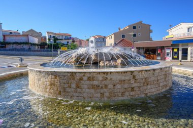 Hırvatistan 'ın Primosten tatil beldesinin sokakları.