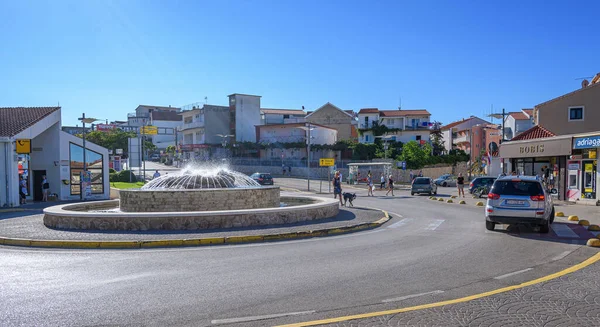 Primosten, Hırvatistan - 28 Temmuz 2023: Hırvatistan 'ın Primosten tatil beldesinin sokakları.