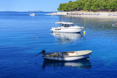 Adriyatik kıyısında sahil ve tekneler. Primosten, Hırvatistan.