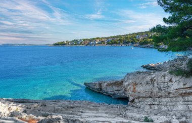 Deniz Burnu. Yaz ılık Adriyatik denizi ve mavi gökyüzü.