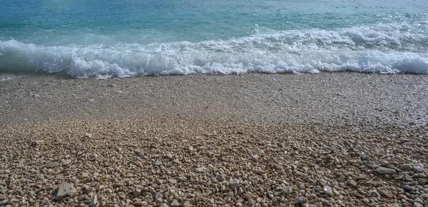 Zeesurf Stenen Kiezelstenen Zeegolven Aan Kust — Stockfoto