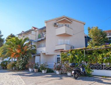 Hırvatistan 'ın Primosten tatil beldesinin sokakları.