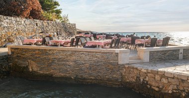 Deniz kıyısındaki bir açık hava restoranının içinde. Adriyatik Denizi.